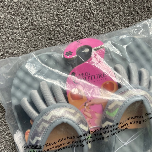 NWT Pedicure flip flops - Picture 6 of 8